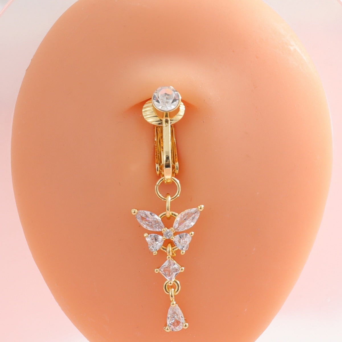 Glittrande fjärilsnavelpiercing
