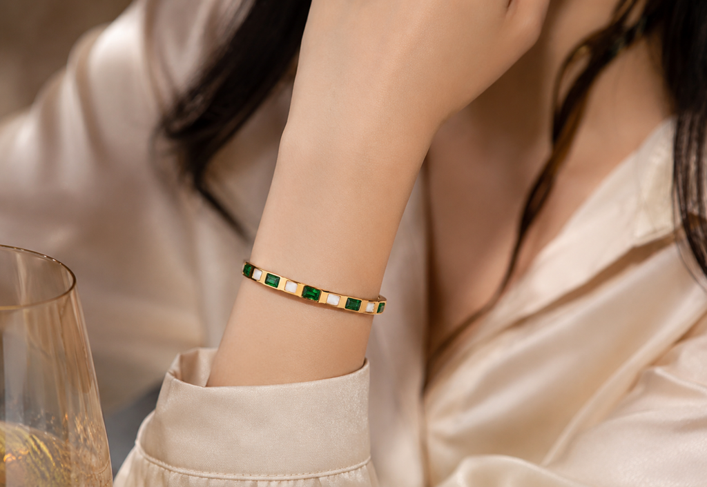 Elegant Armband med Smaragdgröna Kristaller