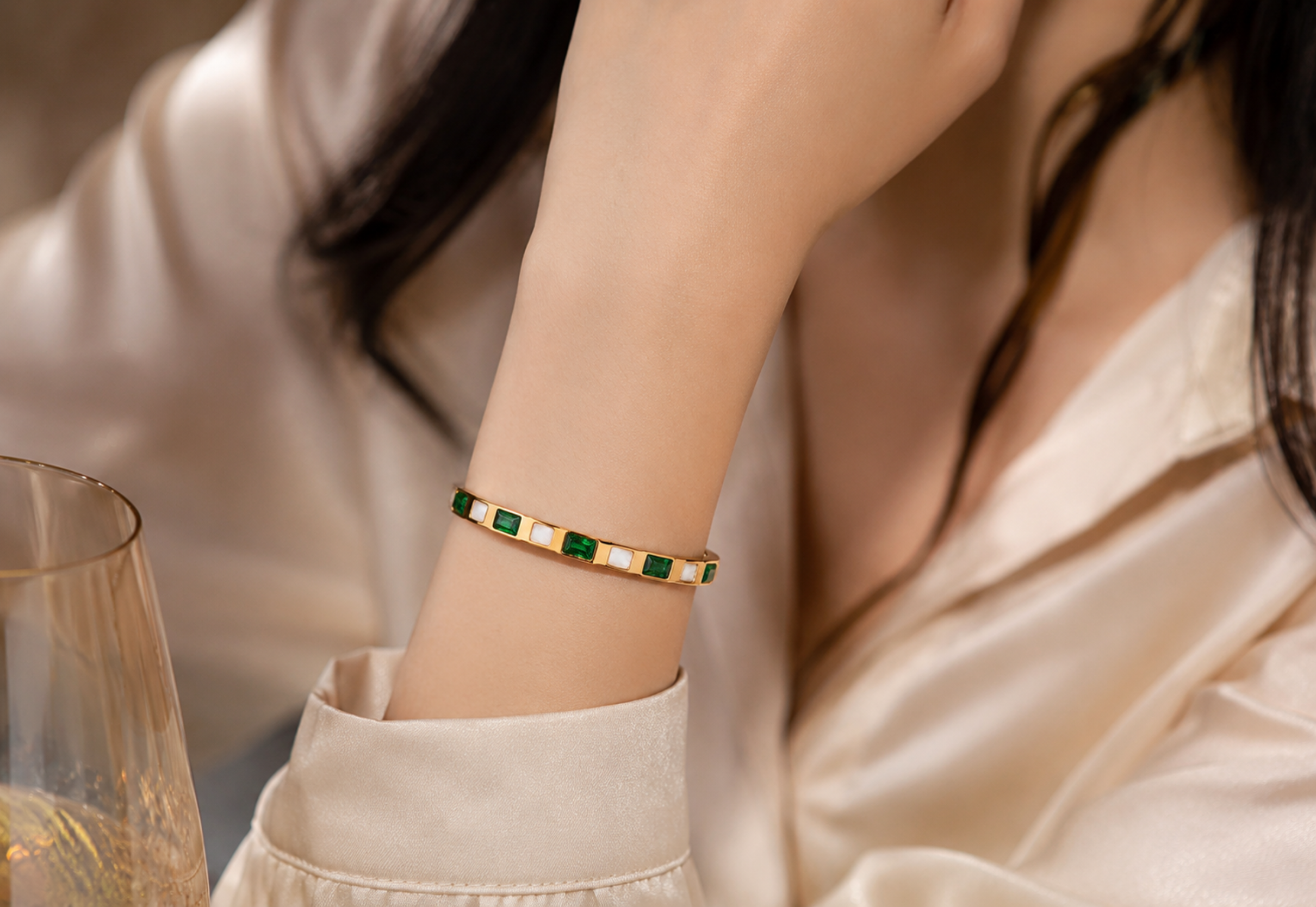 Elegant Armband med Smaragdgröna Kristaller